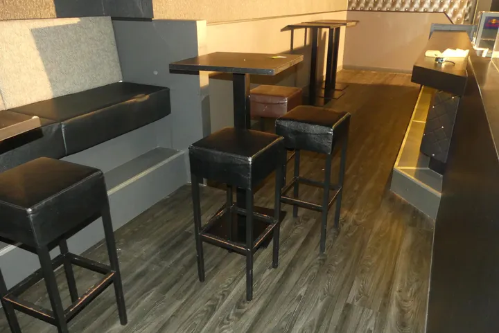 Stehtisch mit 3x Barhocker Maße in cm ca. 60 x 60